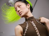 En la colección Womenswear del diseñador suizo Kevin Germanier en el Paris Fashion Week, el color verde limón apareció en inesperados accesorios.
