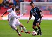 Jonathan Perlaza (d) sigue ganando minutos en el Querétaro.