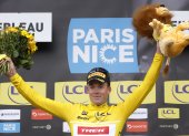 Mads Pedersen celebró la victoria en la segunda etapa que le valió el liderato de la París Niza
