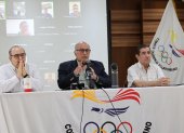 Jorge Delgado, presidente del Comité Olímpico Ecuatoriano (c), encabezó el anuncio del ‘documento reclamo’ en el que 27 federaciones cierran fila ante la medida.