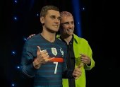 Griezmann con la estatua vistiendo la selección.