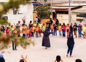 Un grupo de niños participa de una actividad en los patios de la Unidad Educativa Nobel, ubicada en la Cooperativa Puertas del Sol, regentada por la Fundación Educar en Cristo.