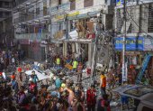 Los bomberos inspeccionan el sitio de una explosión en el área de Siddique Bazar en Dhaka, Bangladesh, el 7 de marzo de 2023.
