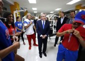 El presidente del COI, Thomas Bach, rodeado de deportistas boricuas.