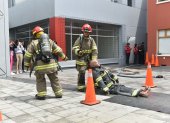 Equipo. Desplazar a un muñeco de 85 kilogramos como simulacro del rescate de un compañero lo hace una sola persona, dentro del circuito