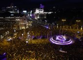 Cientos de personas asisten a la manifestación organizada por la Comisión 8M con motivo del Día de la Mujer, este miércoles a su paso por Cibeles en Madrid.