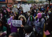 Las asistentes llevan carteles con los que alzan su voz de protesta.