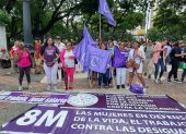 Feministas se concentran en el Parque Centenario.