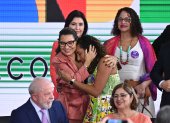 La primera dama Janja da Silva (c-i), abraza a la Ministra de Igualdad Racial, Anielle Franco (c-d), durante la ceremonia de celebración del Día Internacional de las Mujeres, hoy en el Palacio del Planalto en Brasília (Brasil). El presidente de Brasil, Luiz Inácio Lula da Silva, pidió este miércoles conmemorar el Día Internacional de la Mujer "con respeto" para acabar con la "intolerable" violencia machista y cambiar el actual sistema de "privilegios de los hombres", en vez de regalar flores. EFE/André Borges