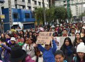 Colectivos de mujeres universitarias, trabajadores, educadores y de otras vertientes se expresan con carteles.
