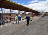 Los pocos trabajadores que laboran en la obra se dedican a la pista.