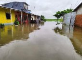 Inundación. El río llegó hasta las calles de la parroquia Febres Cordero.