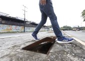 Tapa deteriorada en el kilómetro 1 de la avenida Carlos Julio Arosemena.