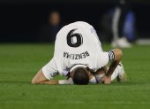 Soccer Football - LaLiga - Real Betis v Real Madrid - Estadio Benito Villamarin, Seville, Spain - March 5, 2023  Real Madrid"s Karim Benzema reacts after sustaining an injury REUTERS/Marcelo Del Pozo
