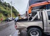 Accidente. Un bus y cinco vehículos livianos resultaron involucrados en un accidente vial, en la Simón Bolívar, sector Vista Hermosa.