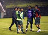 Los futbolistas de Gualaceo y Orense saltaron a la cancha del estadio Jorge Andrade Cantos, en Azogues, pero no pudieron jugar ante la decisión tomada por LigaPro de suspender la jornada.