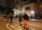 Residentes de un edificio salen de sus viviendas tras sentir el sismo en la madrugada del viernes, en Bogotá (Colombia).