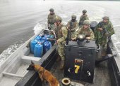 Las canecas con el combustible estaban en una embarcación