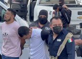 Integrantes de la Policía Fuerza Tamaulipas, trasladan a 5 detenidos a la Fiscalía en la ciudad de Matamoros, estado de Tamaulipas (Mexico).