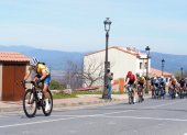 La tricolor Miryam Núñez (i), del Massi Tactic, se quedó con el premio de montaña de la Cabezabellosa en la etapa final de la competencia española.