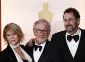 Steven Spielberg (c).