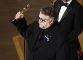 Guillermo Del Toro celebra después de ganar el óscar a la Mejor Película de Animación por "Pinocho".