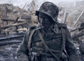 Fotograma cedido por Netflix donde aparece Felix Kammerer como Paul Bäumer, durante una escena de la película "All Quiet on the Western Front".