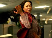 otograma cedido hoy por A24 donde aparece Michelle Yeoh como Evelyn Wang, durante una escena de "Everything Everywhere All At Once", película dirigida por Daniel Kwan y Daniel Scheinert y nominada a 11 Óscars.