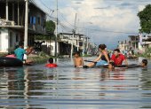 En flotadores o balsas, los habitantes de Milagro se movilizan por las lluvias.