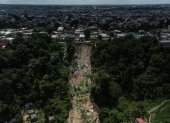 Fotografía de la zona donde ocurrió un deslizamiento de tierra provocado por las fuertes lluvias, hoy lunes 13 de marzo, en Manaos (Brasil).