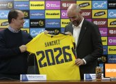 El español Félix Sánchez Bas, durante su presentación oficial, recibió la camiseta de la Tricolor con su apellido y el número 2026, que refleja su principal objetivo y de la FEF: clasificar a la próxima Copa del Mundo.