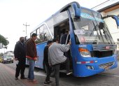 Abarrotados. Pese a que no es hora pico, la gente forma largas filas, por el tiempo de espera, hasta que llegue el bus que los llevará hacia Quito.
