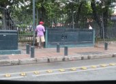 En los exteriores del parque La Victoria las calles se han vuelto baños públicos.