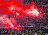 El encendido de bengalas es una práctica entre hinchas que aún los clubes no logran erradicar.
