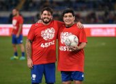 Diego Armando Maradona Jr junto a su padre.