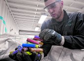 Un operario de la empresa Altero fue registrado al separar baterías recargables en desuso, en Guarne, Colombia.