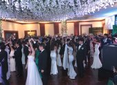 Los alumnos y sus padres durante el vals.