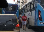 En la calle Rumichaca se observa que los conductores de buses dejan en media calle a los pasajeros donde pueden ocasionar accidentes