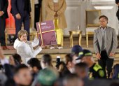 La ministra del Trabajo, Gloria Inés Ramírez Ríos (i), y el presidente de Colombia, Gustavo Petro, participan en un acto simbólico con motivo de la radicación de la ley de la reforma laboral hoy, en Bogotá (Colombia).