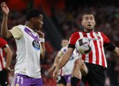 BILBAO, 08/11/2022.- El lateral del Athletic Óscar de Marcos (d) trata de controlar un balón ante Gonzalo Plata, del Valladolid, durante el encuentro de la decimocuarta jornada de la Liga Santander entre el Athletic Club y el Real Valladolid disputado este martes en el estadio de San Mamés, en Bilbao. EFE/Miguel Toña
