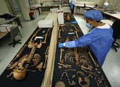 Médicos del servicio forense de Medicina Legal de Colombia fueron registrados al trabajar en la identificación de restos óseos humanos en Bogotá (Colombia).