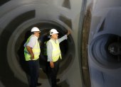 Revisión. El exministro de Energía Carlos Pérez durante un recorrido por el túnel del proyecto y constatar la existencia de fisuras en la construcción.