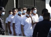 Fotografía de archivo, tomada en marzo de 2022, en la que se registró la detención de un grupo de supuestos pandilleros, capturados durante el Estado de Excepción, en San Salvador (El Salvador). EFE/Rodrigo Sura