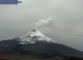 Esta mañana el Instituto Geofísico capturó al Volcán Cotopaxi emitiendo una nueva columna de gases.