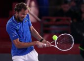MEX253. CIUDAD DE MÉXICO (MÉXICO), 20/03/2023.- El ruso Daniil Medvédev devuelve ante su compatriota Andrey Rublev hoy, durante un juego de exhibición del Tennis Showdown realizado en la Plaza México en Ciudad de México (México). EFE/Isaac Esquivel