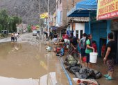 Residentes intentan sacar el agua de sus casas y locales inundados por el ciclón Yaku, en el distrito de Chaclacayo