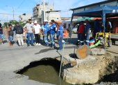Queja. Debajo del socavón hay aguas que huelen mal y están sucias.