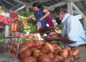 Mercado.- Una persona cuenta el dinero para pagar la compra de alimentos.