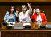 Fotografía cedida por el Senado de Chile, de la Ministra del trabajo, Jeannette Jara (c), junto a la ministra Vocera de Gobierno, Camila Vallejos (i) y la ministra de la Mujer y la Equidad de Género, Antonia Orellana (d), durante la votación del Senado, de un proyecto pionero en la región que busca reducir la jornada laboral semanal de 45 a 40 horas de manera gradual, hoy en Valparaíso (Chile). EFE/ Senado de Chile