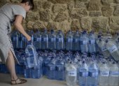 Según el estudio del Instituto para el Agua, el Medio Ambiente y la Salud de la Universidad de Naciones Unidas (UNU-INWEH), cada persona en Singapur consumió 1.129 litros y se gastó 1.348 dólares en agua embotellada en 2021,